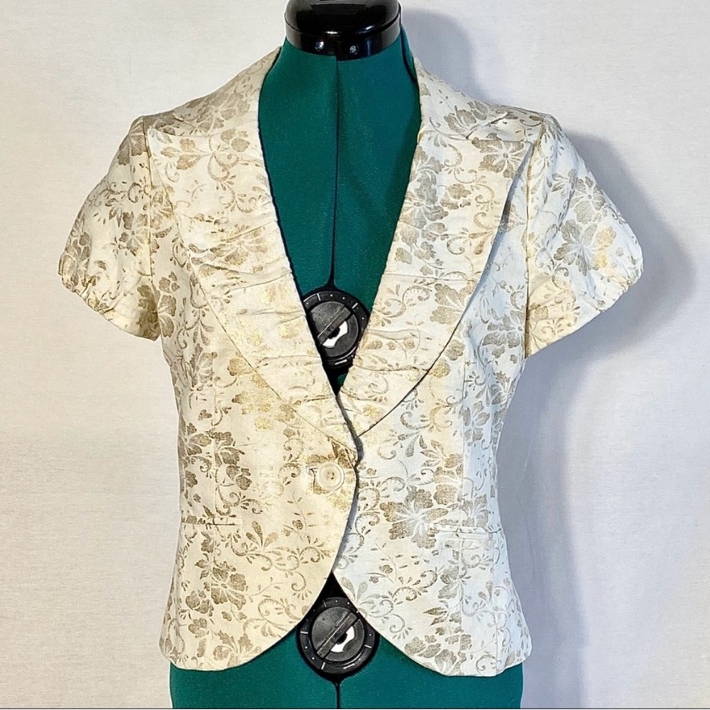 Arden B short sleeve off white & gold blazer